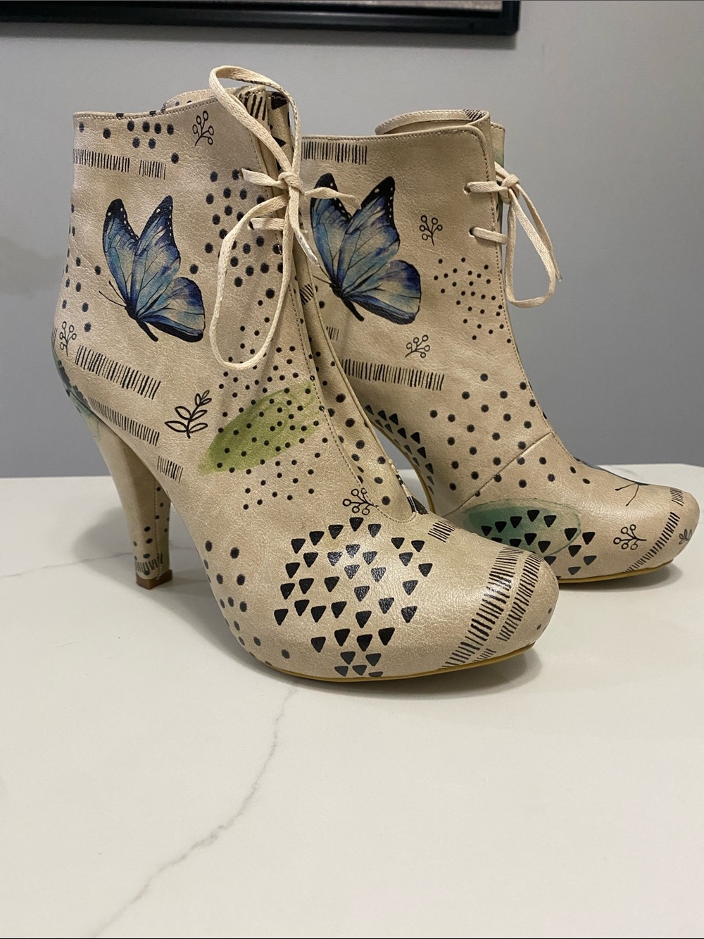 DOGO Beige Butterfly Lace-Up Ankle Booties WOMEN SUZE 38 7.5/8